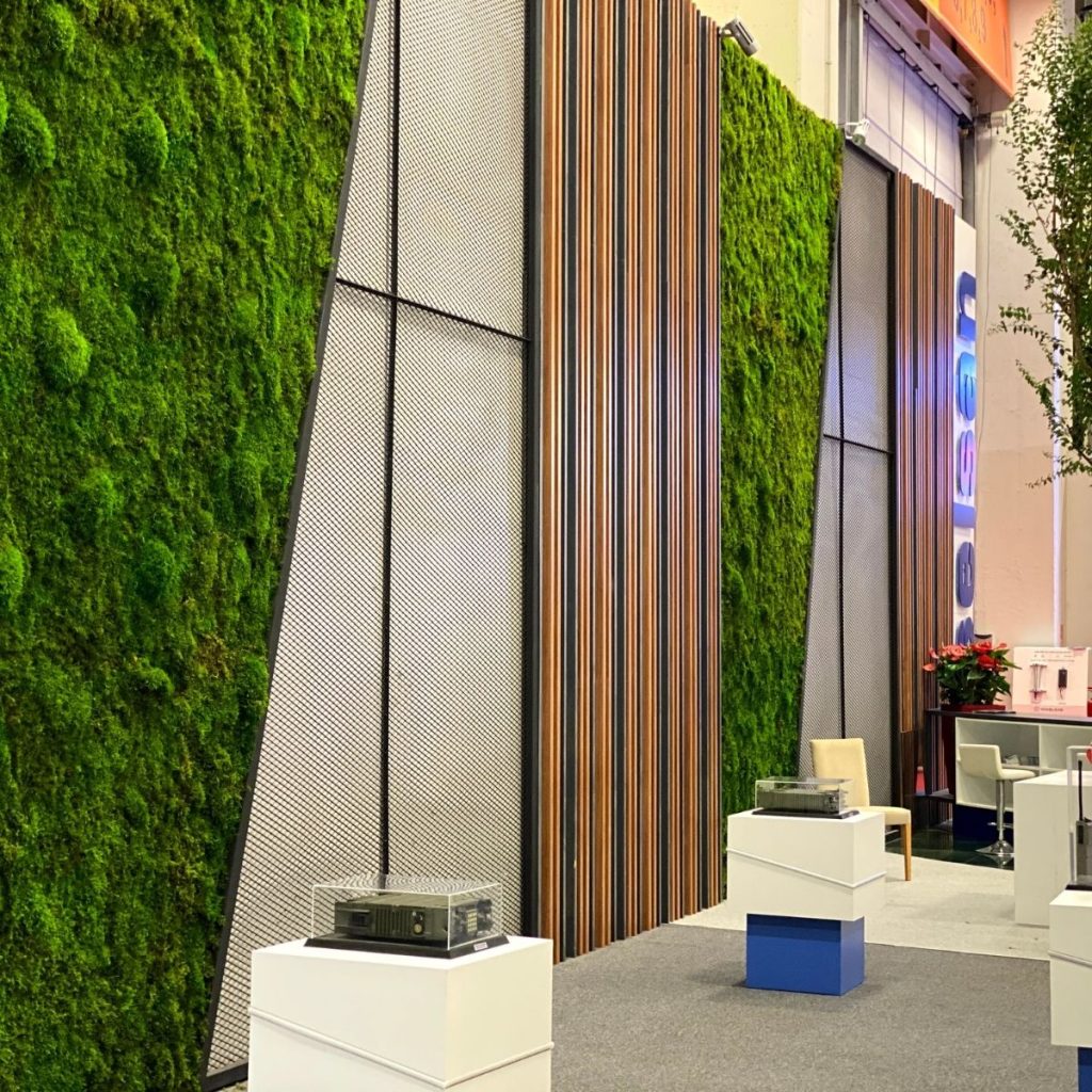 Modern ofis girişinde uygulanan dekoratif stabilize yosun duvar tasarımı.